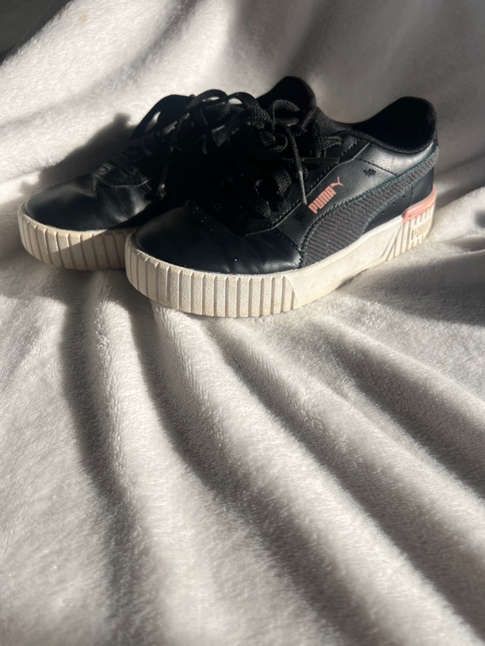 PUMA Girl's Carina 2.0 Corduroy Jr Sneaker